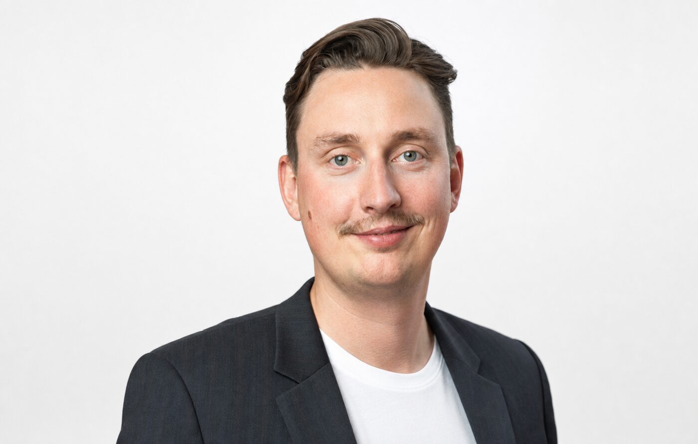 Porträt von Jason Textor vor hellem Hintergrund